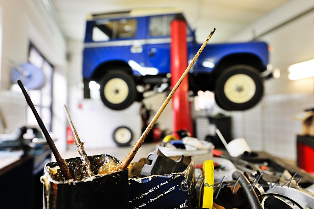 Schmierfett und Land Rover auf der Hebebüne