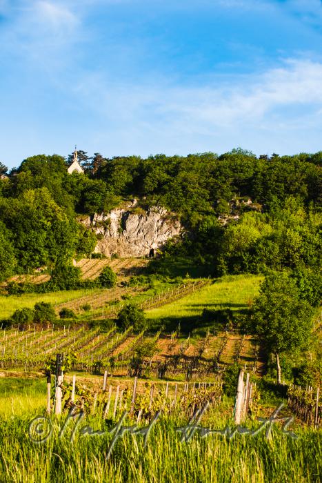 Kalvarienberg-Kapelle an der Hügelspitze der Weinberge