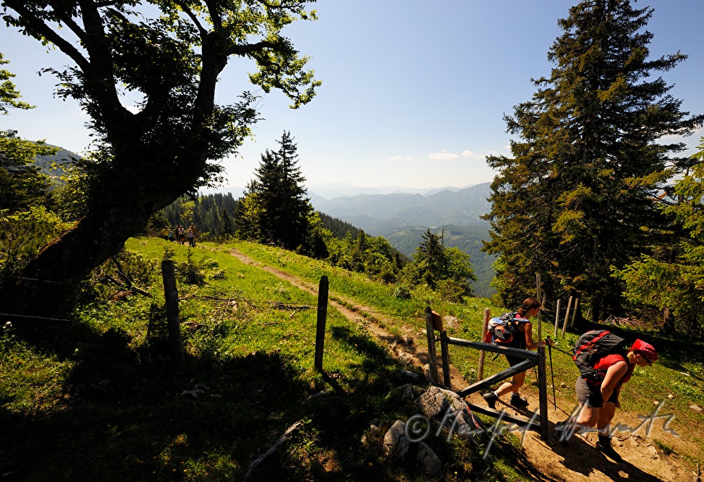 Wanderer passieren das Hochplatteau bei der 