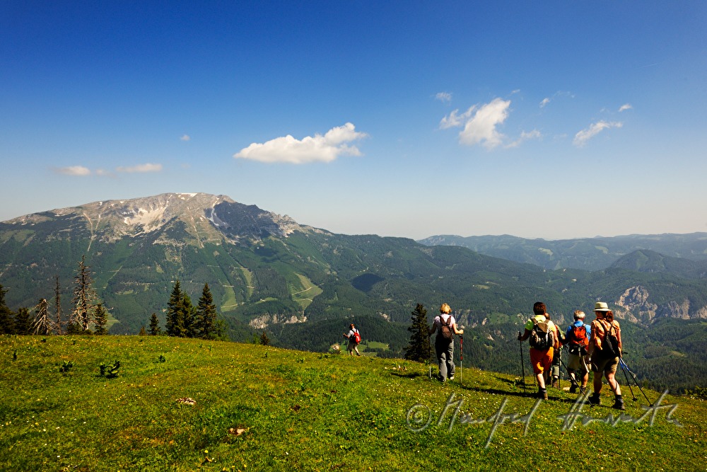 Wanderer passieren das Hochplatteau bei der 