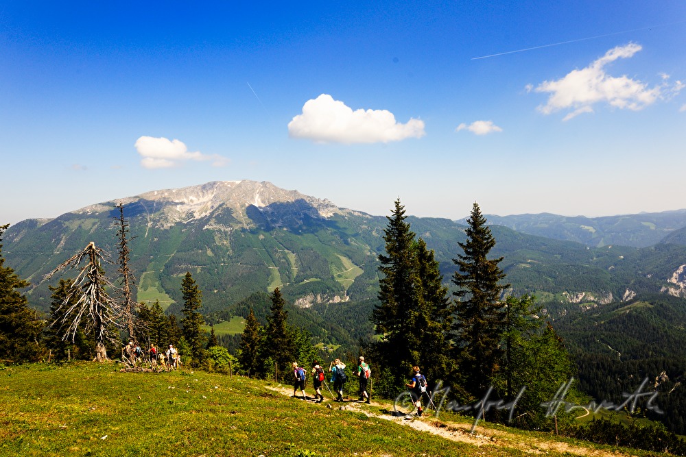Wanderer passieren das Hochplatteau bei der 