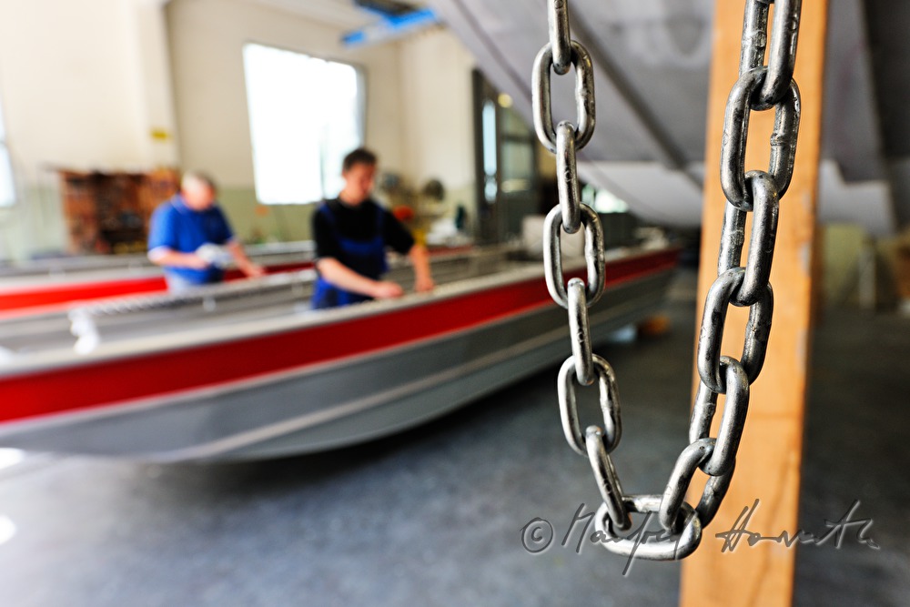 Arbeiter bei der Herstellung von Metall-Feuerwehr-Booten