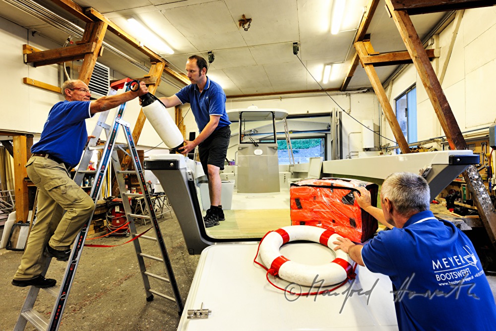 Arbeiter bei der Herstellung von Flussfahrts-Arbeitsbooten
