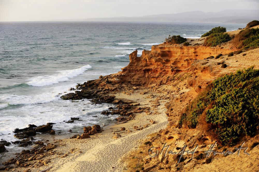 Felsenküste und Sandstrand bei den Sanddünen