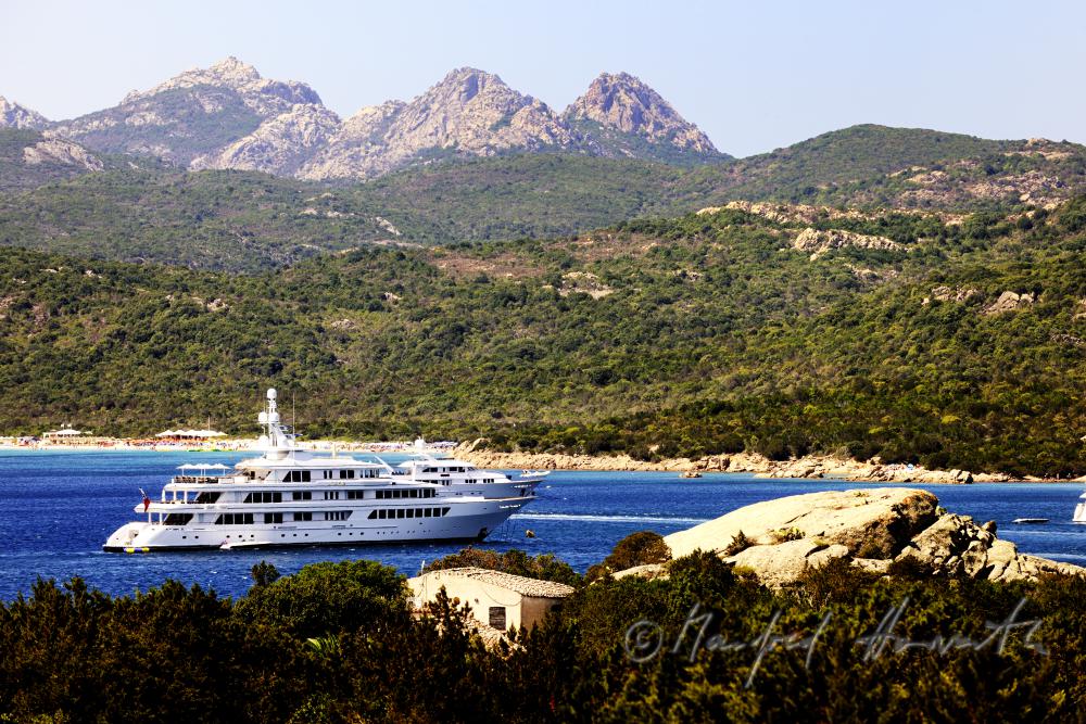 Yacht und Granit-Gebirge der Gallura