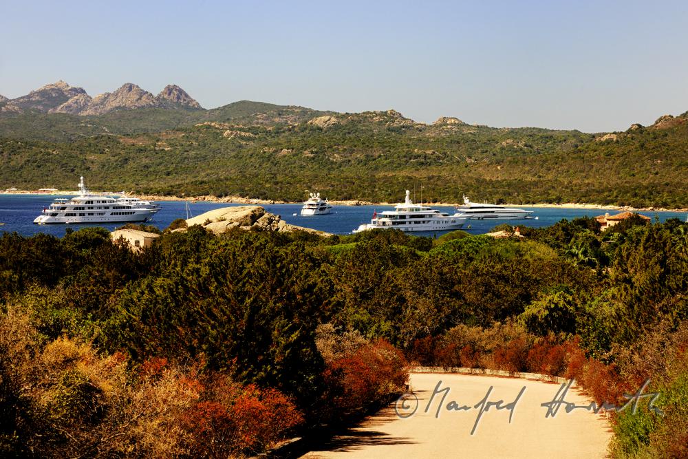 Yacht und Granit-Gebirge der Gallura