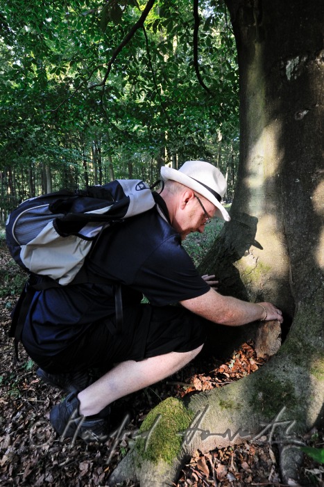 Geocacher beim Fundort des Geocaches