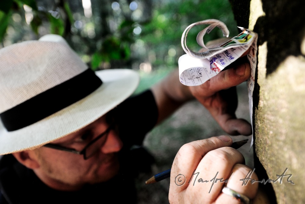 Geocacher beim Fundort des Geocaches