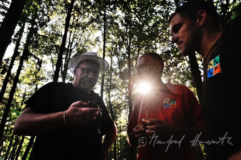Gruppe von Geocachern folgt dem GPS-Signal