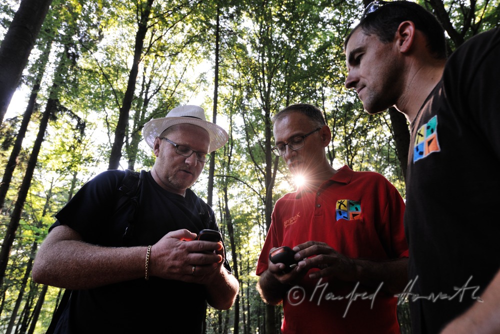 Gruppe von Geocachern folgt dem GPS-Signal