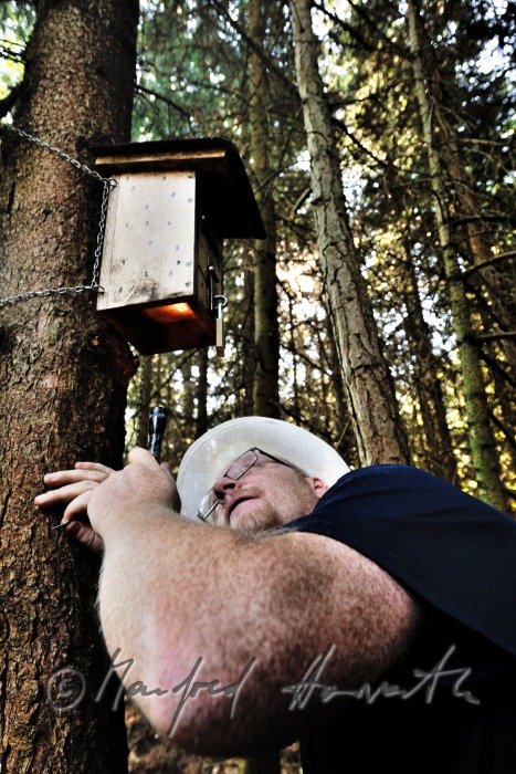 Geocacher beim Fundort des Geocaches