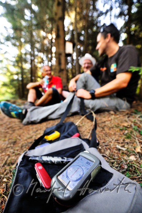 Geocacher rasten im Wald während der Suche