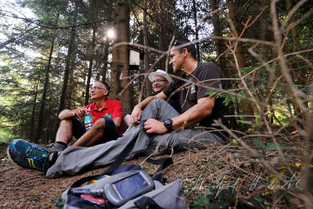 Geocacher rasten im Wald während der Suche