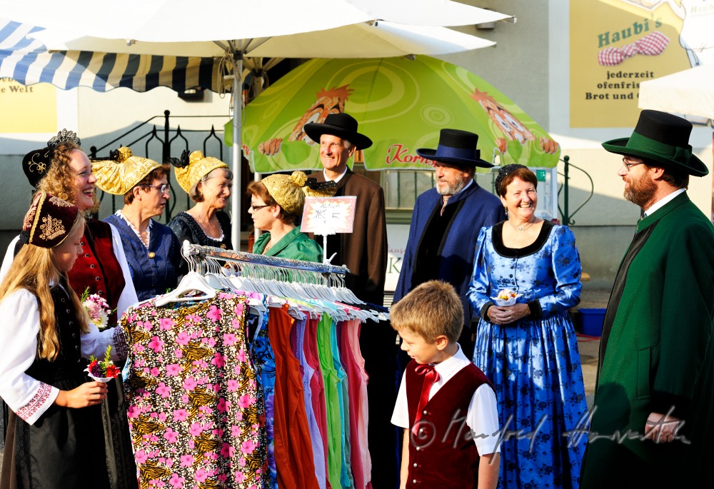 Gruppe von Mostviertlern in Tracht beim Jahrmarkt