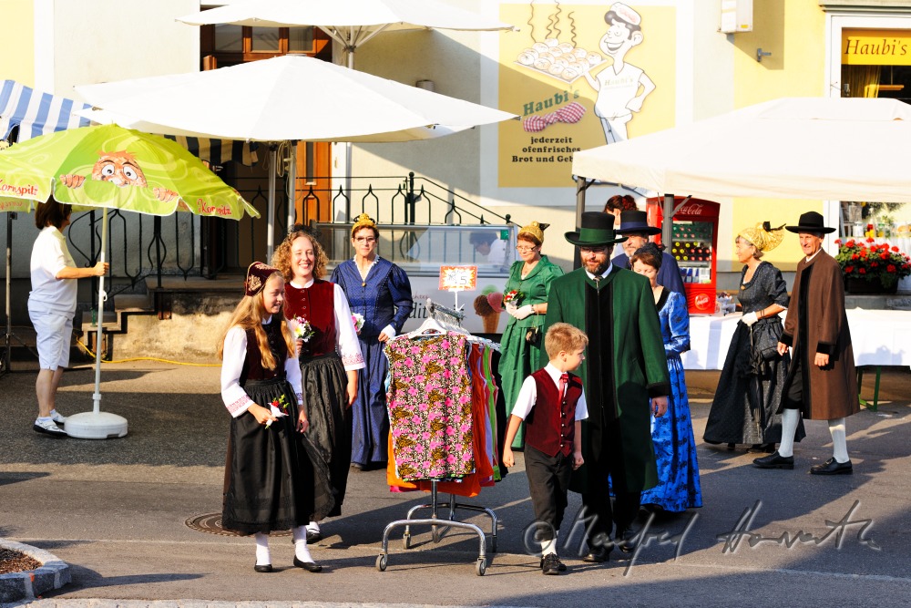Gruppe von Mostviertlern in Tracht beim Jahrmarkt
