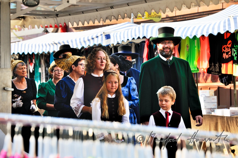 Gruppe von Mostviertlern in Tracht am Jahrmarkt