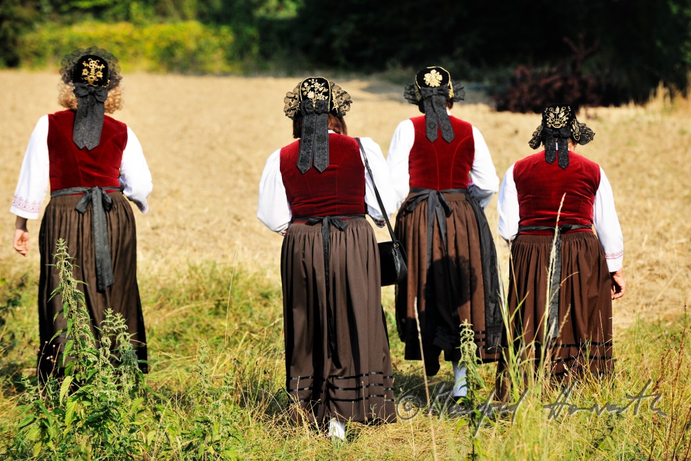 Frauen in Erlauftaler Tracht auf dem Weg zum Kirtag