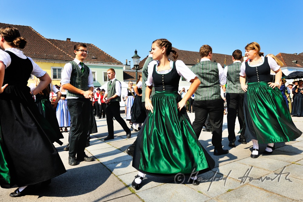 Volkstanz-Vorführung auf dem Kirchplatz am Dirndlsonntag