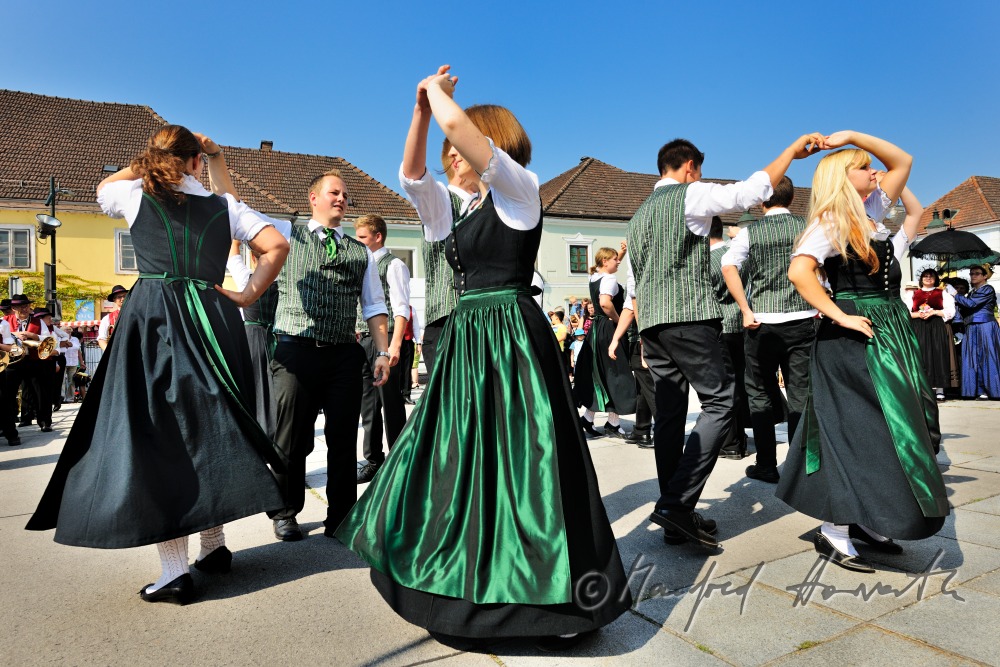 Volkstanz-Vorführung auf dem Kirchplatz am Dirndlsonntag