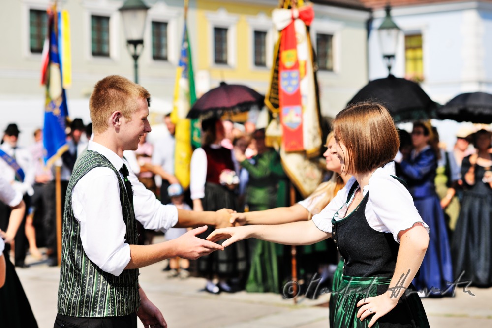 Volkstanz-Vorführung auf dem Kirchplatz am Dirndlsonntag