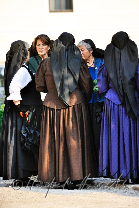 Frauen in Tracht vor der Kirche