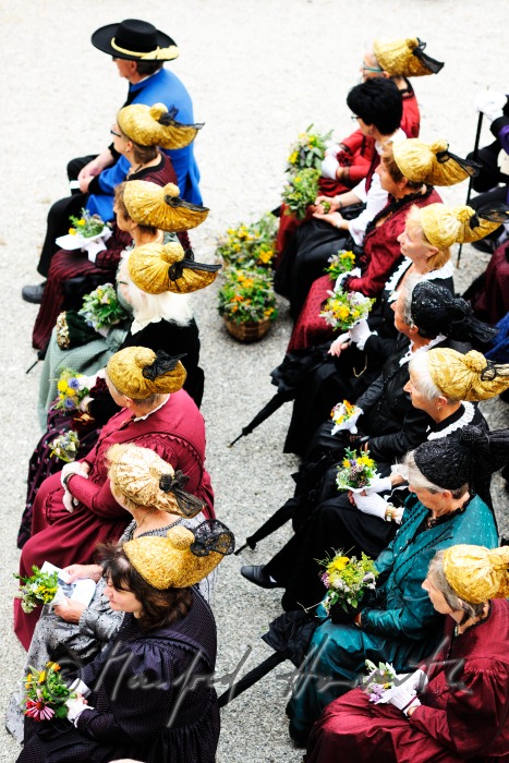 Besucher der Messe in traditioneller Tracht
