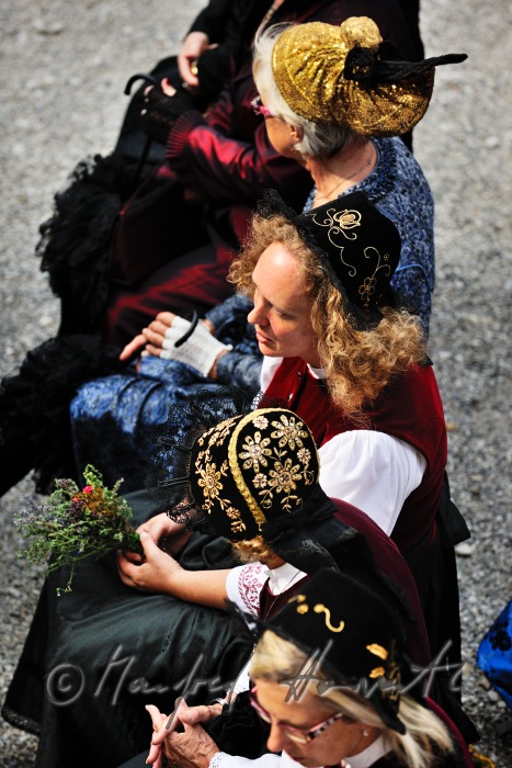 Besucher der Messe in traditioneller Tracht
