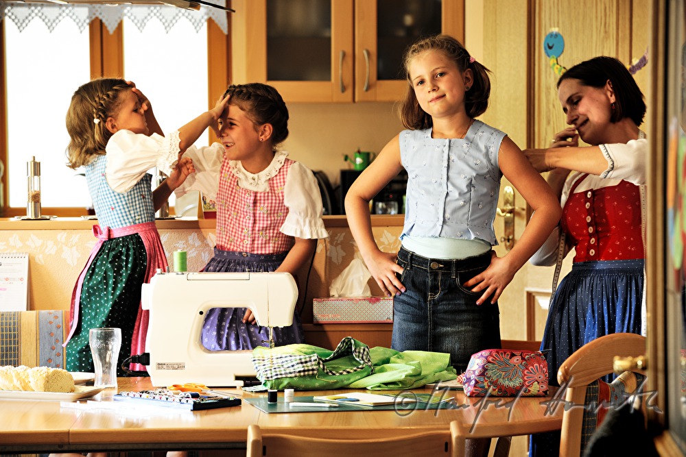 Mutter beim Schneidern eines Kinder-Dirndls