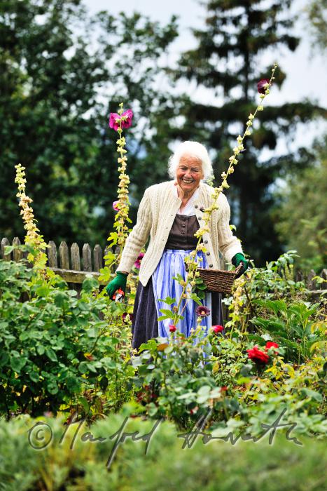 Frau Ingolde Fuchs mit Dirndl in ihrem Garten