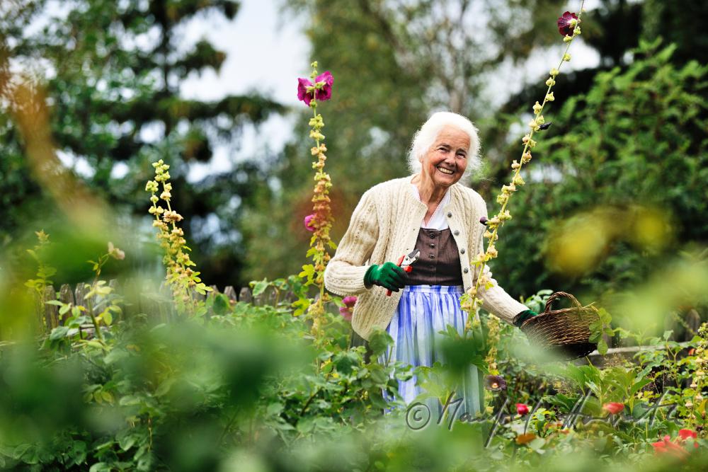 Frau Ingolde Fuchs mit Dirndl in ihrem Garten
