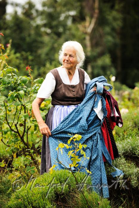 Frau Ingolde Fuchs lüftet ihre Dirndl aus