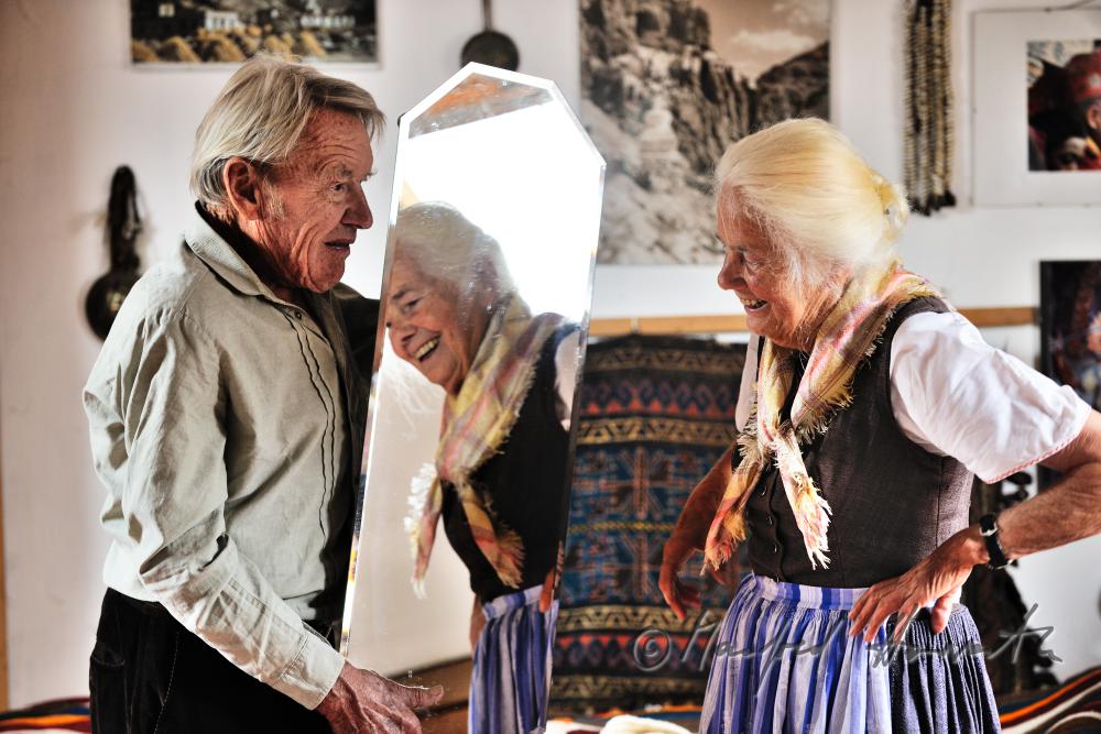 Ankleiden einer Tracht in der Garderobe des Forsthauses