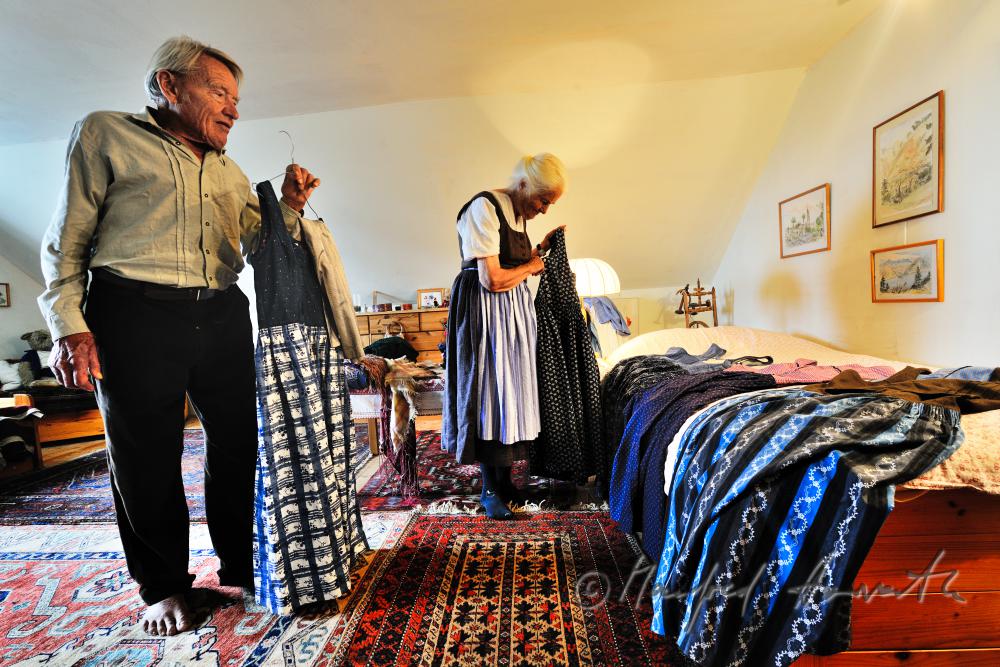 Ankleiden einer Tracht in der Garderobe des Forsthauses