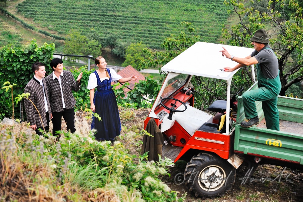 Spaziergänger in Wachauer Tracht  plaudern miti einem Weinbauern