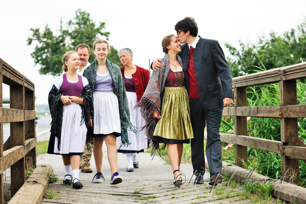 Familie auf dem Weg zum Sonntags-Kirchgang