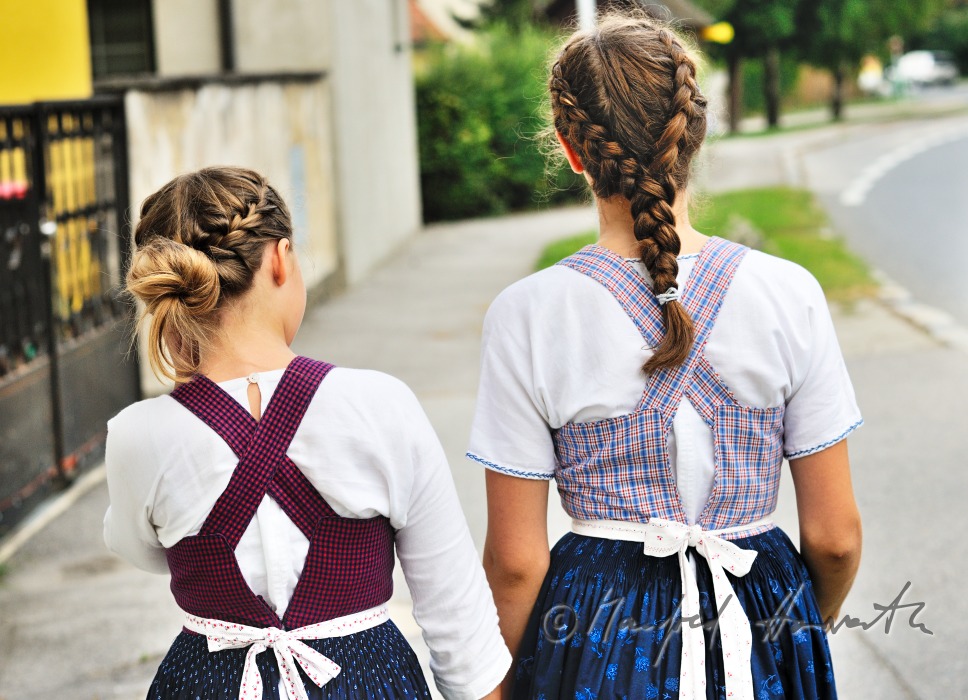 Familie auf dem Weg zum Sonntags-Kirchgang