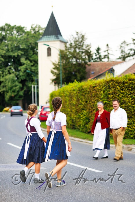 Familie auf dem Weg zum Sonntags-Kirchgang