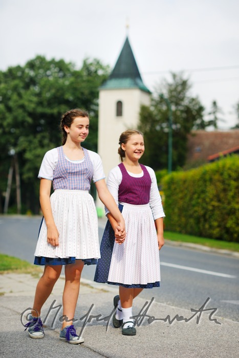 Familie auf dem Weg zum Sonntags-Kirchgang