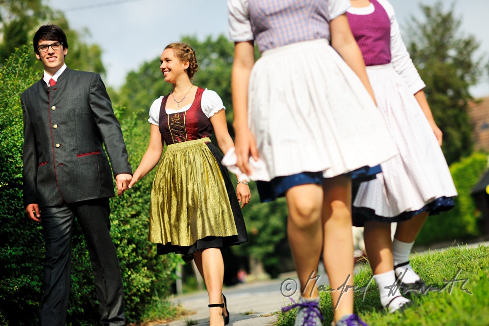 Familie auf dem Weg zum Sonntags-Kirchgang