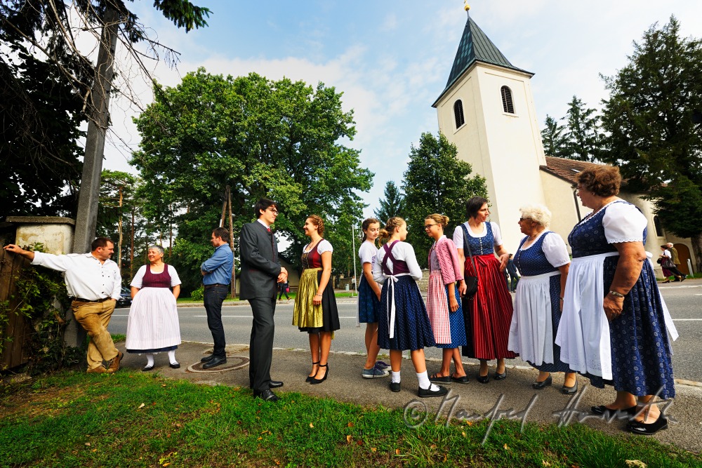 Familie auf dem Weg zum Sonntags-Kirchgang