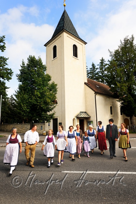 Familie kommt vom Sonntags-Kirchgang