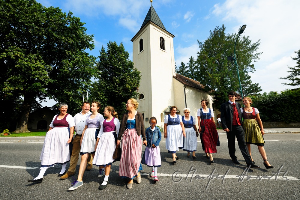 Familie kommt vom Sonntags-Kirchgang