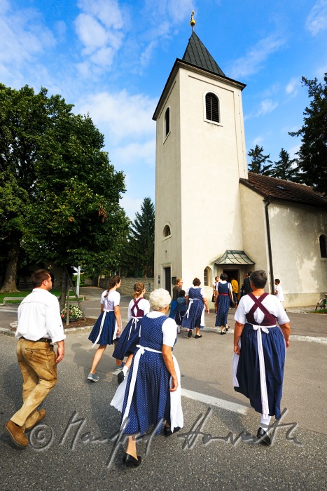 Familie auf dem Weg zum Sonntags-Kirchgang
