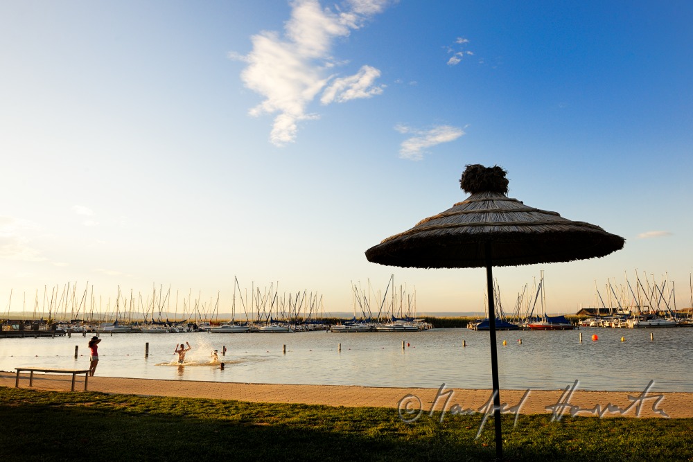 Strandbad mit Schilf-Sonnenschirm