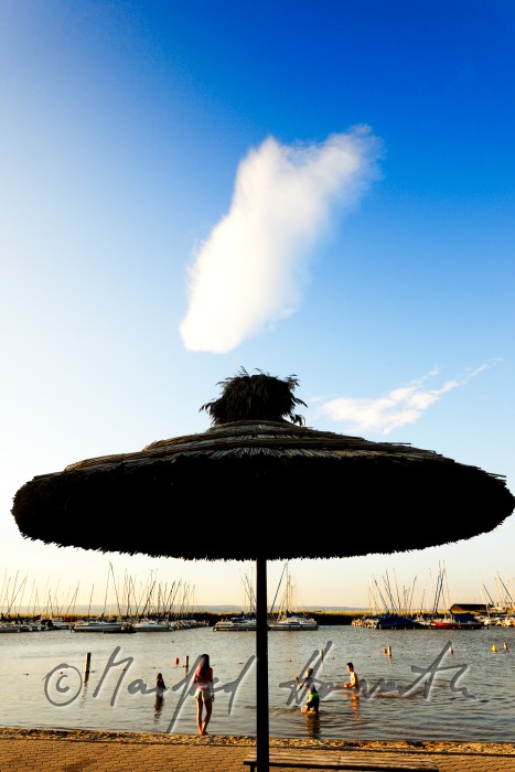 Strandbad mit Schilf-Sonnenschirm