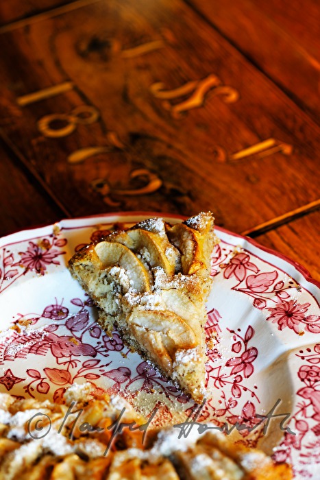 Apfelkuchen auf einem Holz-Bauerntisch