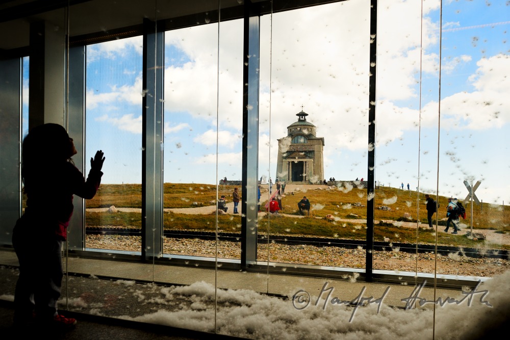 Blick vom Museum (Schnee-Installation) zur Kaiserin-Elisabeth-Kirche