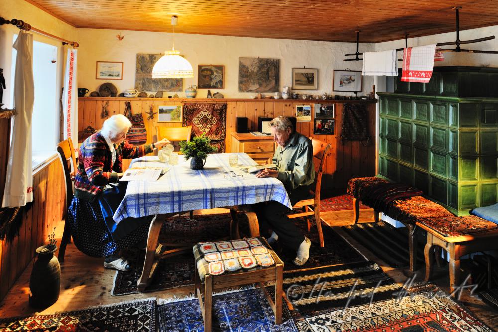 Herr und Frau Fuchs im Wohnzimmer ihres Forst-Hauses