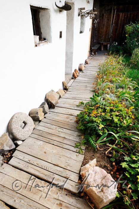 Garten-Weg rund um das Bauernhaus