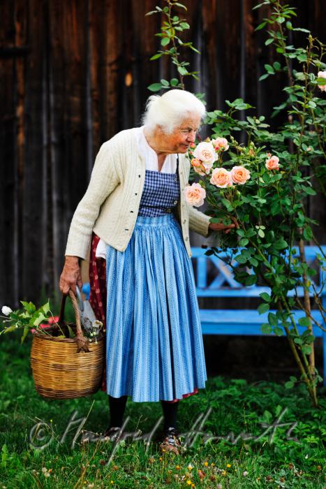 Frau Ingolde Fuchs mit Dirndl in ihrem Garten